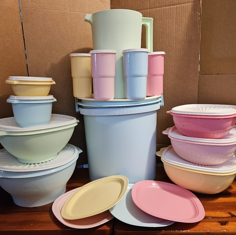 Tupperware Pastel Set